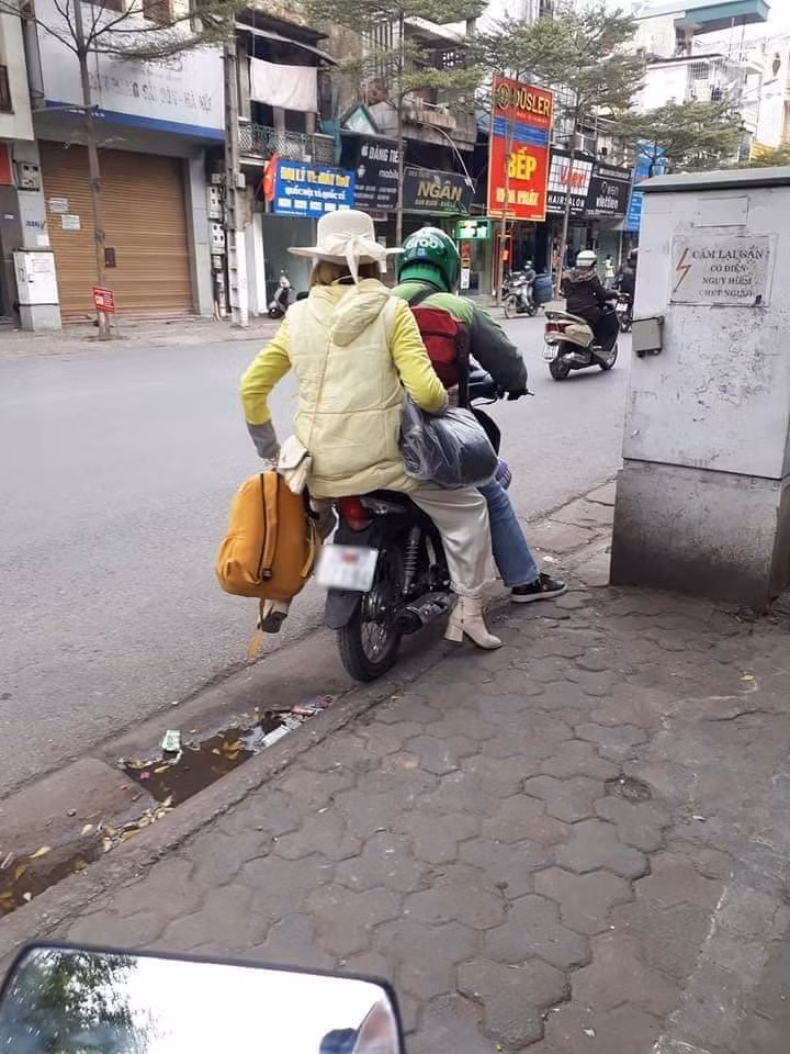 Mới đây, những hình ảnh về "hot girl ăn quỵt" Bella lại tiếp tục được chia sẻ trên nhiều diễn đàn mạng xã hội.