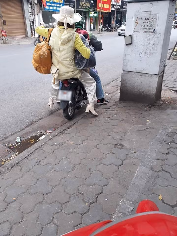 Trong lần xuất hiện này, Bella khiến người xem phải hết hồn bởi trang phục chẳng giống ai.