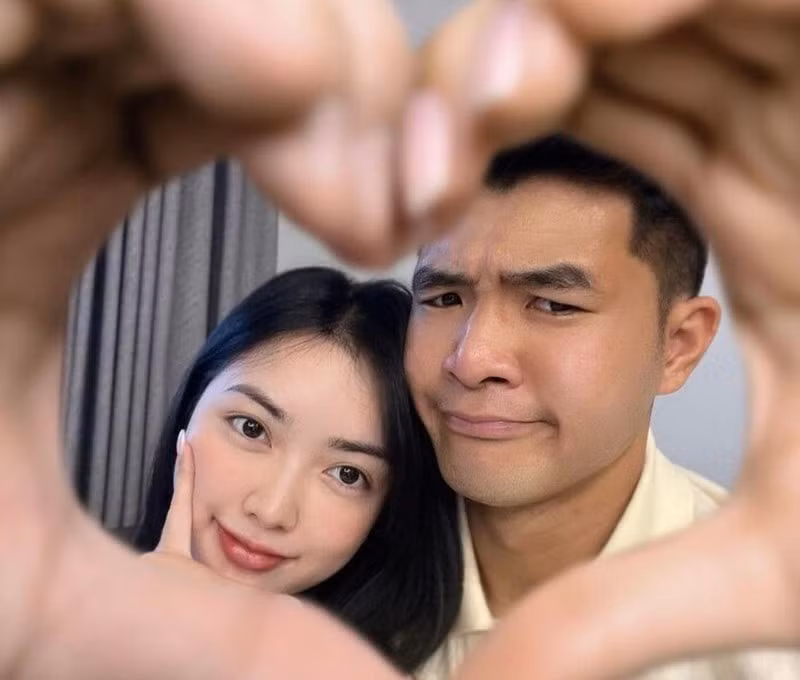 Từ khi công khai chuyện tình cảm, cô nàng không ngần ngại thể hiện tình yêu và hết lòng chăm sóc bạn trai.