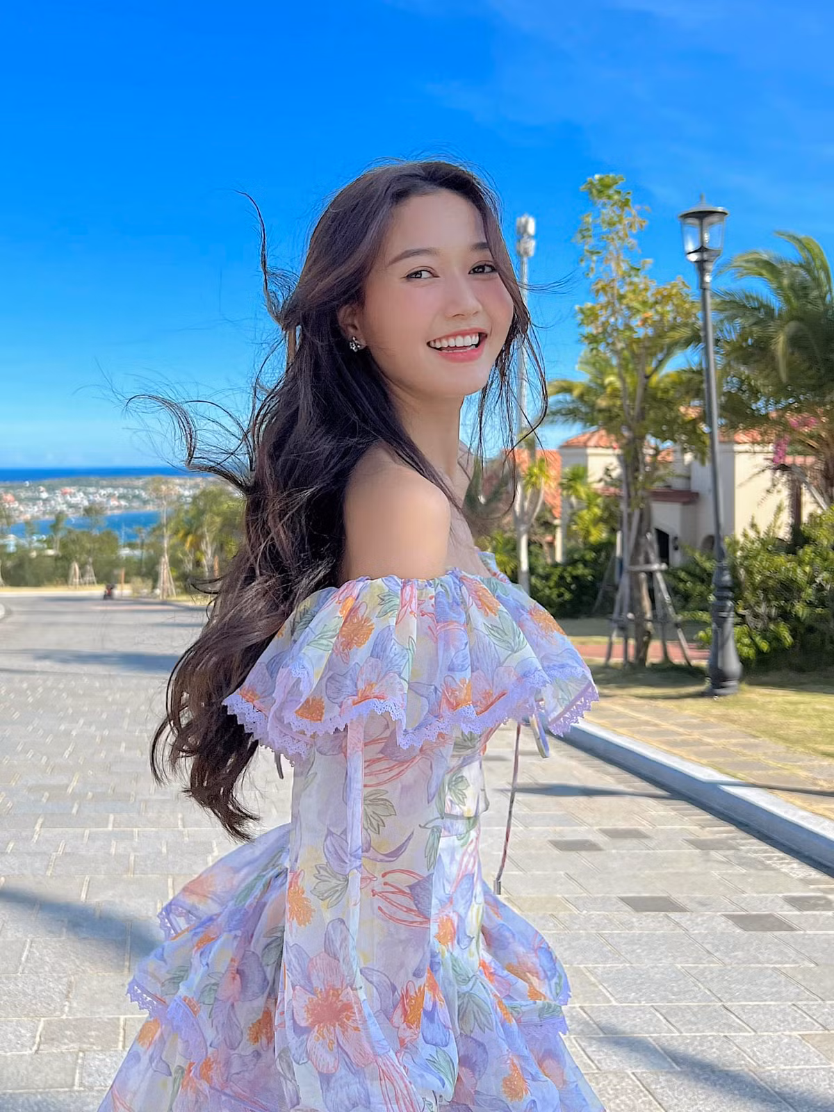 Nhung Gumiho được khen xinh tươi hơn tuổi. Cô có phong cách thời trang nữ tính, gợi cảm.