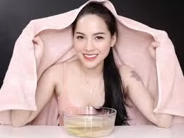 Nếu theo dõi Hà Linh từ lâu chắc hẳn netizen cũng biết ngoài việc mua xe cho chị gái, trước đó, nữ YouTuber cũng xây một căn nhà mới tặng cho mẹ. Cách đây không lâu, nhân dịp sinh nhật mẹ, biết bà luôn mong có một chiếc điện thoại tốt hơn để tiện chụp ảnh, quay video phục vụ việc bán hàng nên Hà Linh đã mua chiếc điện thoại mới nhất, vừa ra mắt thị trường để tặng cho mẹ.