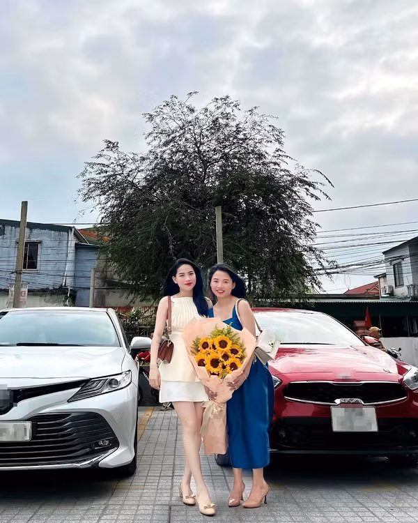 Trước đó, Hà Linh đã từng mua 2 chiếc xe hơi khác. Lần mua xe này là tặng cho chị gái của cô, nữ YouTuber cho biết chị muốn đổi xe cao hơn nên đã đồng ý ngay.