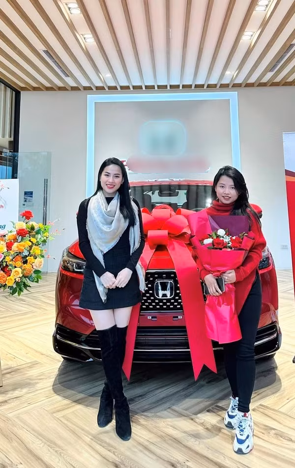Với sự cần cù, chăm chỉ và quyết liệt trong công việc Youtuber Võ Hà Linh đã gặt hái được rất nhiều thành tựu đáng nể trong năm vừa qua.