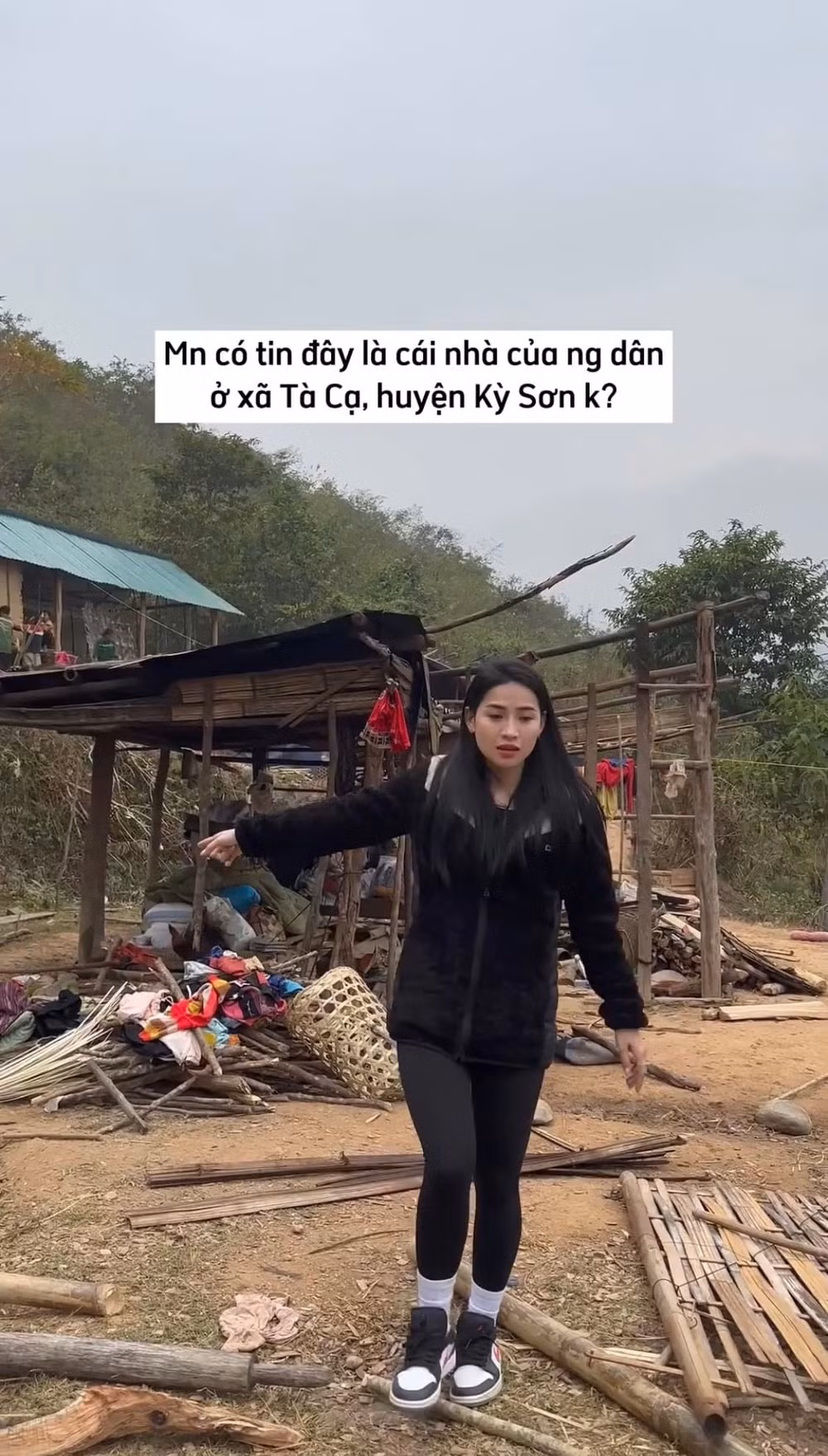 Bố mất sớm nên ngay từ khi còn nhỏ, một mình mẹ của Hà Linh đã gồng gánh gia đình nuôi hai chị em nên người. Cô sống cùng mẹ trong một căn nhà cấp 4 dột nát trong ngõ sâu, cứ mỗi khi mưa to lại lụt đến ngang đùi, khiến cho mọi hoạt động vô cùng khó khăn.