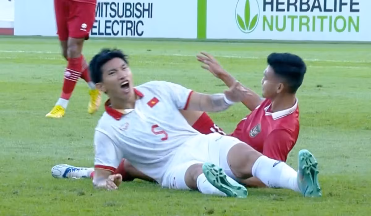 Mới đây, trong trận đấu bán kết lượt đi AFF CUP 2022 với Indonesia, cầu thủ Đoàn Văn Hậu lại gây chú ý bởi pha vào bóng với cầu thủ đội chủ nhà.