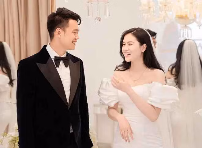Hành trình đến cưới của trung vệ đội tuyển Việt Nam và bạn gái Hanh trinh den cuoi cua trung ve doi tuyen Viet Nam va ban gai