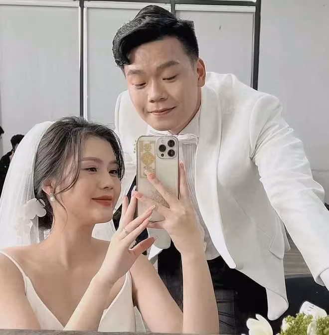 Theo tìm hiểu, trung vệ đội tuyển Việt Nam và bạn gái cùng quê Tuyên Quang đã hẹn hò khoảng 5 năm và là cặp cầu thủ - WAGs được người hâm mộ dành sự yêu mến.