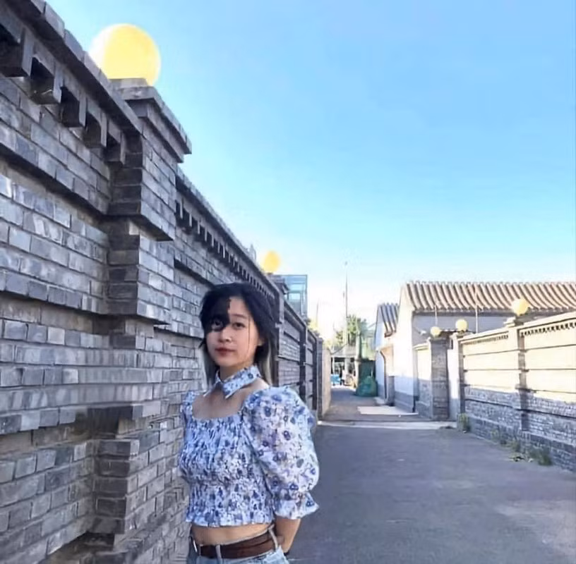 Cô nàng luôn gây chú ý dù chỉ diện những bộ đồ rất bình thường.