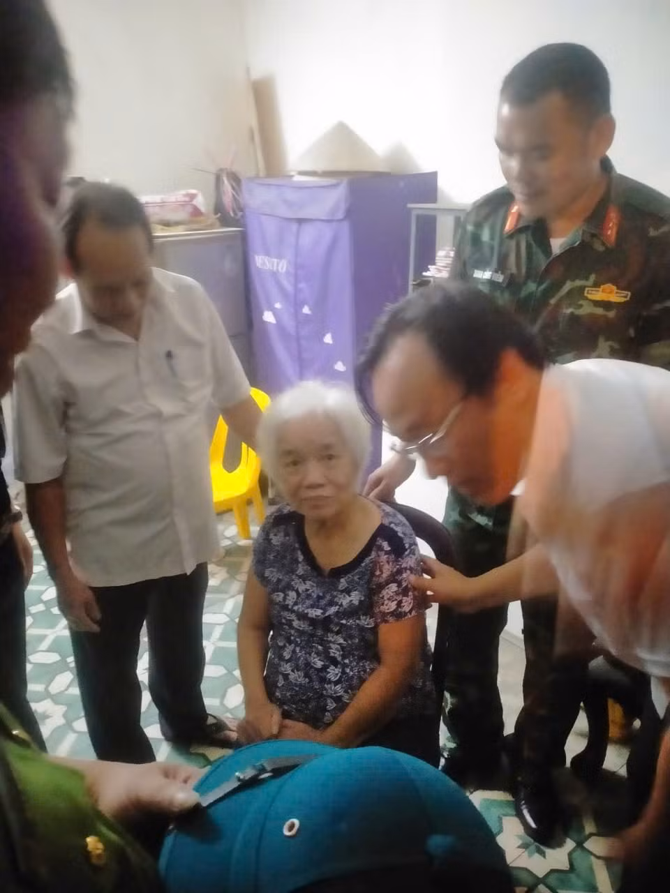Đặc biệt những người già đang cư trú tại khu tập thể A7 Tân Mai được lực lượng chức năng vận động, di chuyển đến vị trí an toàn tại trường tiểu học Tân Mai.