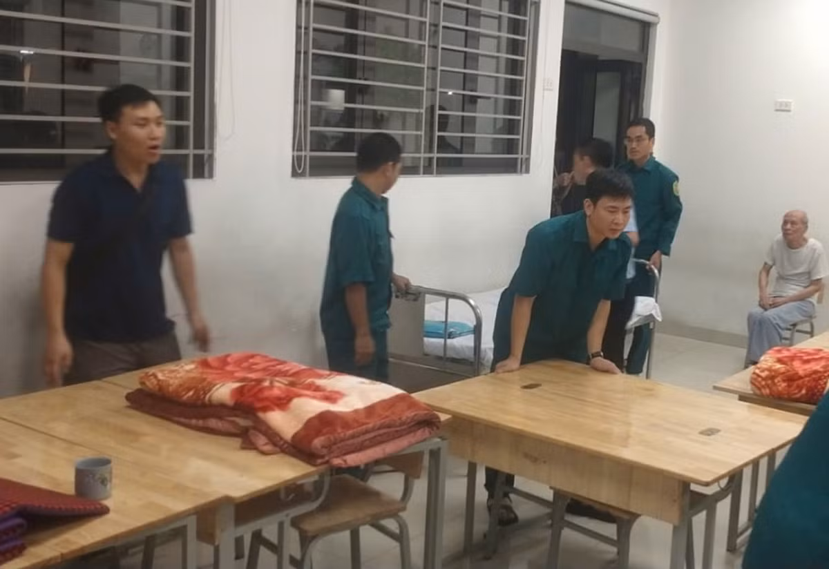 Cán bộ và lực lượng chức năng phường Tân Mai hết sức lưu ý, đảm bảo an toàn cho người dân trước khi bão số 3 Yagi đổ bộ vào đất liền.