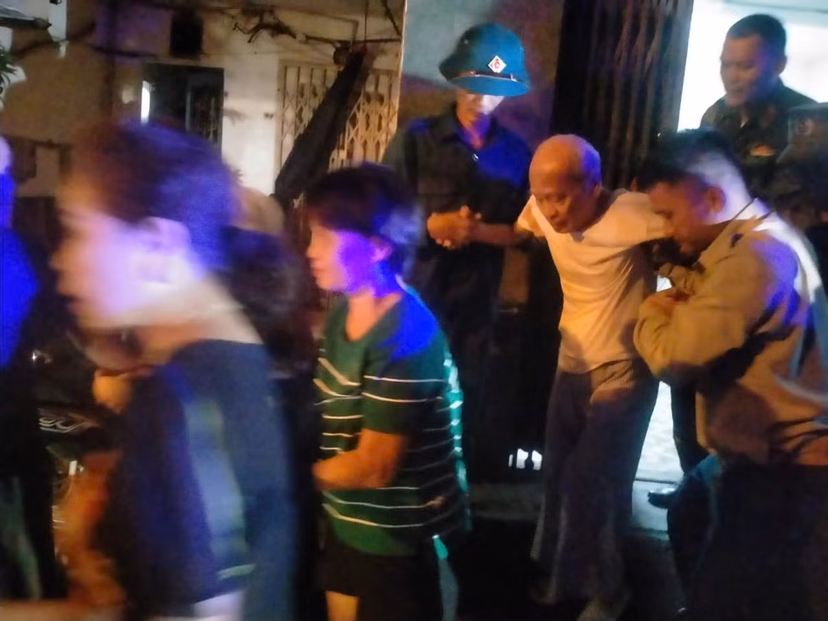 Tại địa điểm tránh bão là trường tiểu học Tân Mai, chính quyền đã chuẩn bị nhu yếu phẩm thiết yếu như mì tôm, nước uống, chăn chiếu cho người dân.
