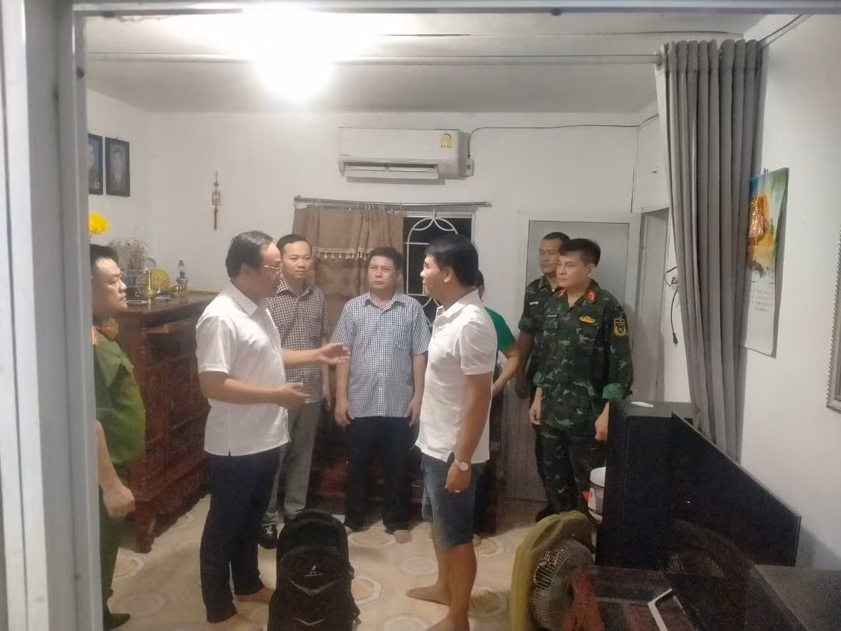 UBND quận Hoàng Mai, cùng các đơn vị liên quan và UBND phường Tân Mai đã vận động 48 hộ dân với 160 nhân khẩu ở khu tập thể A7 Tân Mai (khu nhà 5 tầng đã xuống cấp thuộc nhóm nguy hiểm cấp C) đến Trường tiểu học Tân Mai.