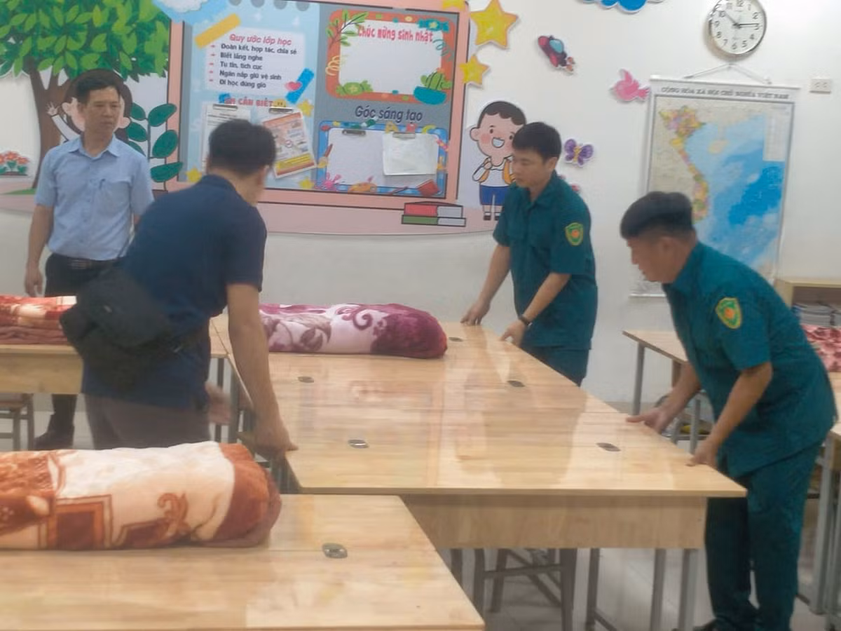 Phó Chủ tịch UBND quận Hoàng Mai Đỗ Thanh Tùng cho biết, người dân đến ở tạm trong Trường Tiểu học Tân Mai đều được chính quyền chuẩn bị sẵn các nhu yếu phẩm như mì tôm, nước uống, chăn chiếu; đồng thời, các hội, đoàn thể đang tích cực hỗ trợ người dân sớm ổn định để tránh bão số 3.
