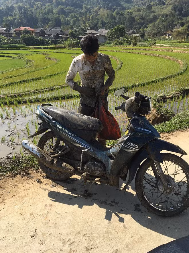 Còn nickname Oanh Trần cho hay: "Con bạn thân của mình phải cảm ơn mình mới đúng vì cả tuổi thơ còng lưng đạp xe đèo nó đi học mà chỉ bị ngã đúng 2 lần".