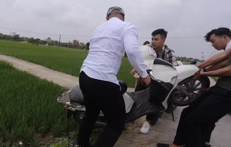 Đang lái xe nhưng tay mải chơi đùa là một tác nhân khiến không ít lần các nhiều bạn trẻ trở thành trò cười cho dân mạng bởi những màn "vồ ếch" xuống ruộng".
