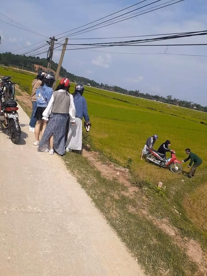 Đi kèm với những bức ảnh 2 cô gái ngã xuống ruộng, nickname Tran Anh Tuan còn đăng thêm dòng trạng thái với nội dung: "Bạn không tin vào tay lái của tớ à".