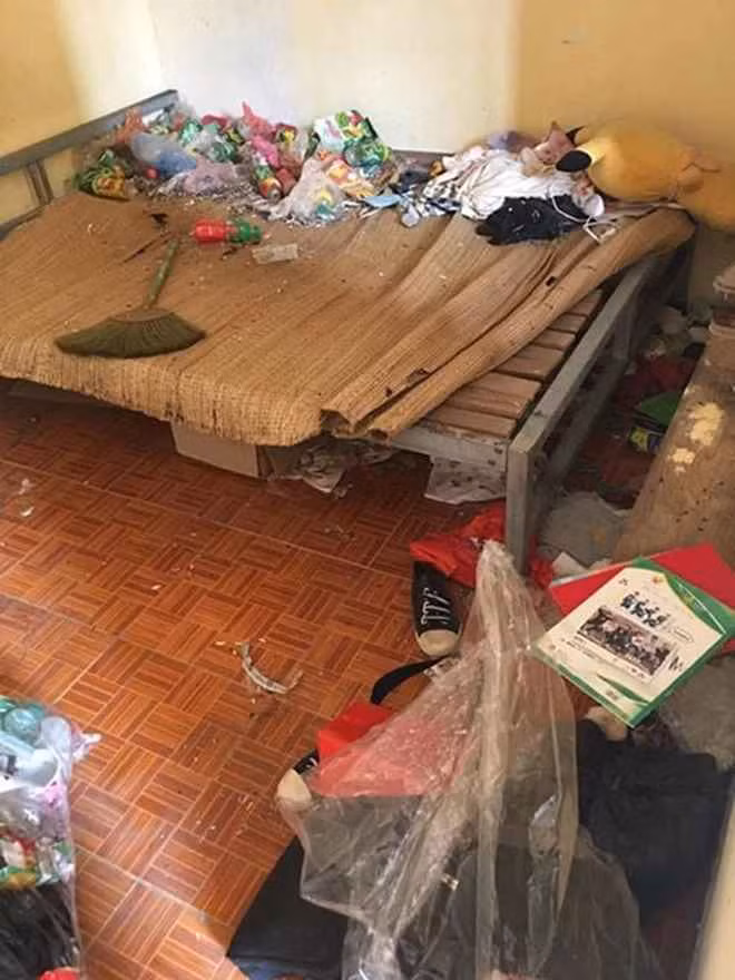 Chưa hết, căn bếp phủ đầy bụi vì chủ nhân có vẻ không nấu nướng, dọn dẹp, rác chất đống lên gần bàn bếp đủ các thể loại túi nilon, hộp đồ ăn…