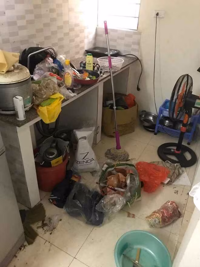 Tuy nhiên, những hình ảnh trên chưa là gì so với nhà vệ sinh bẩn không từ nào diễn tả. Dù có máy giặt nhưng cô gái còn lười đến nỗi không bỏ vào, vứt la liệt dưới sàn nhà không có lối đi.