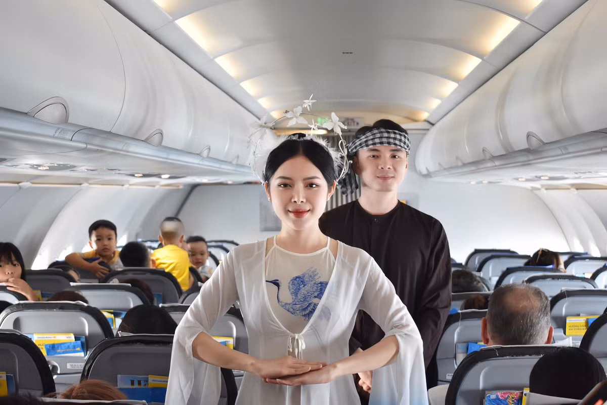 Xuất hiện trên chuyến bay, chị Hằng diện áo tứ thân màu trắng, đeo phụ kiện là bộ cài tóc họa tiết cánh bướm rất điệu đà. Tông trang điểm nhẹ nhàng, ngọt ngào càng làm tôn lên vẻ đẹp nền nã, dịu dàng.