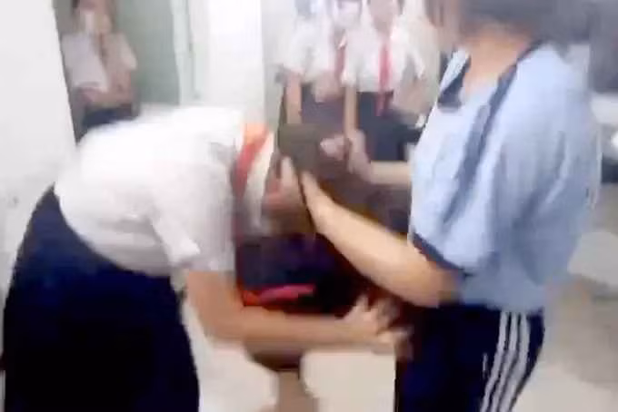 Qua tìm hiểu, vụ clip nữ sinh bị đánh xảy ra tại trường THCS Nguyễn Huệ nằm trên đường Nguyễn Thị Đặng, phường Hiệp Thành, quận 12, TPHCM.