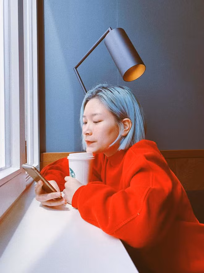 Cũng giống như Giang Ơi, Thạch Trang cũng là một Youtuber mang đến nguồn năng lượng siêu tích cực cho người xem. Mỗi video trên kênh của cô nàng du học sinh ngành truyền thông tại Đức này mang đến cho mọi người sự vui vẻ, lạc quan