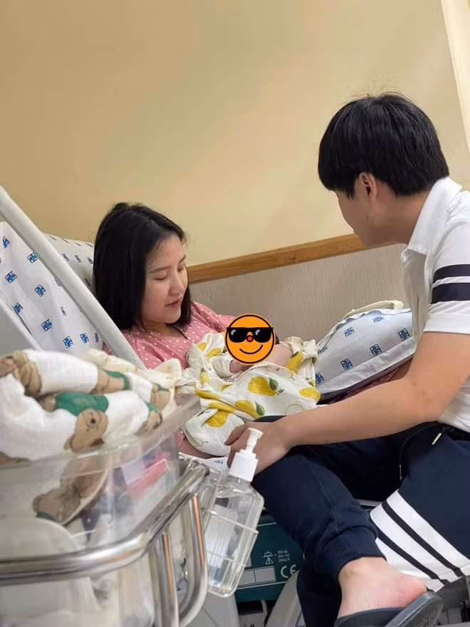 Sau khi sinh quý tử đầu lòng, trang cá nhân của Primmy Trương ngập tràn tình yêu thương cho "trùm cuối"