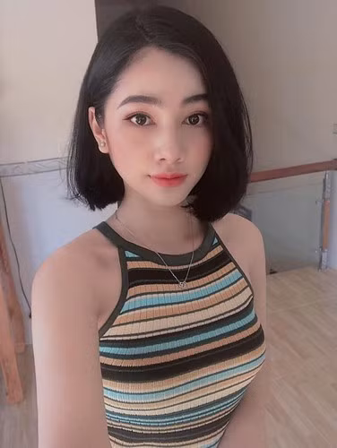 Tuy nhiên, phải thừa nhận rằng chính gương mặt nét nào ra nét đấy, làn da trắng mịn và vóc dáng "chuẩn" là những điểm cộng giúp Cẩm Đan ghi điểm trong mắt netizen.