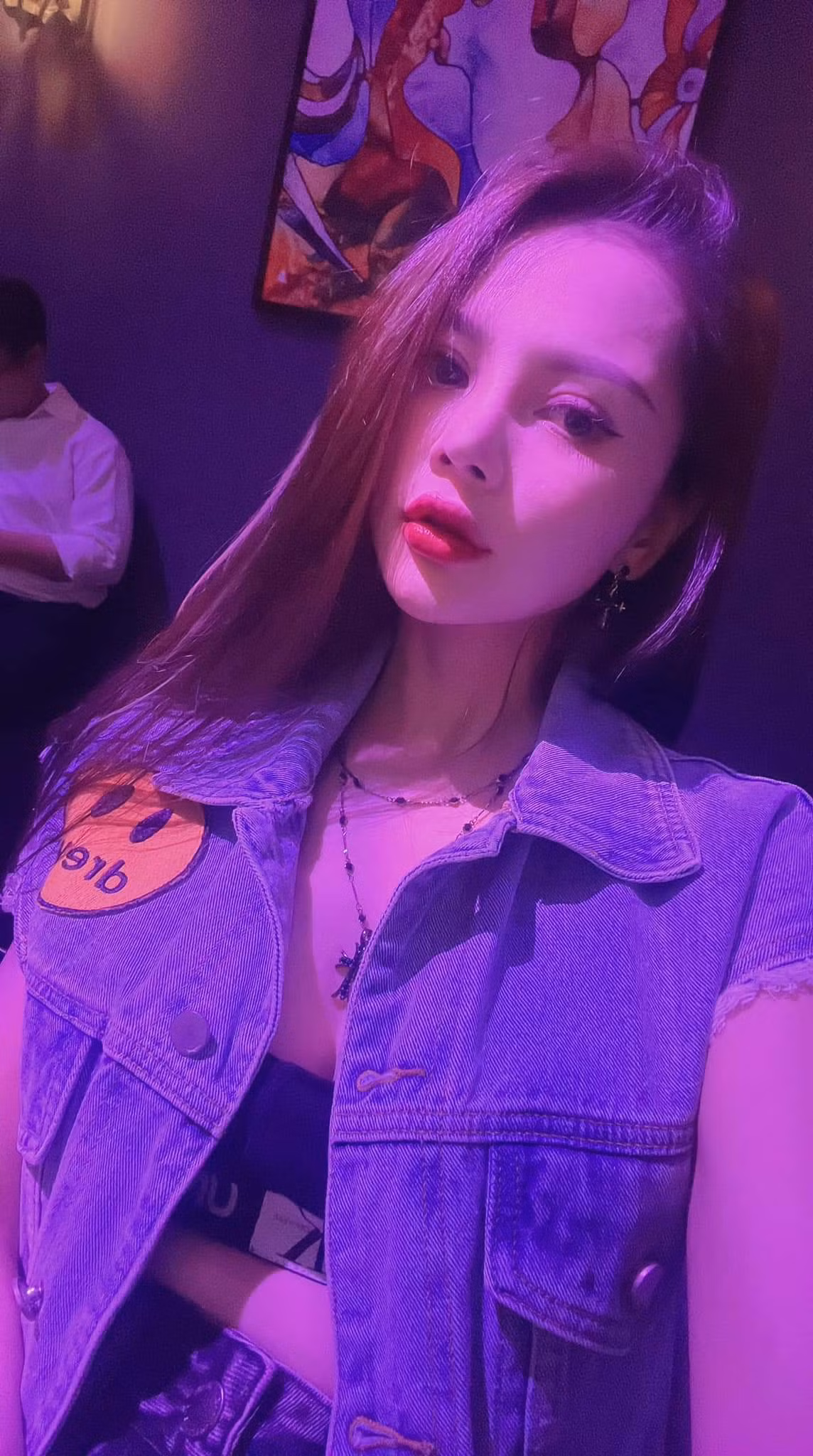 Dù rất "hoạt ngôn" trên mạng xã hội nhưng Đức Huy lại khá kín tiếng trong chuyện tình cảm... Thế nên ít ai biết Đức Huy có chuyện tình rất đẹp với bạn gái hơn tuổi Tô Khánh Huyền. Cặp đôi đã có 5 năm âm thầm hẹn hò.