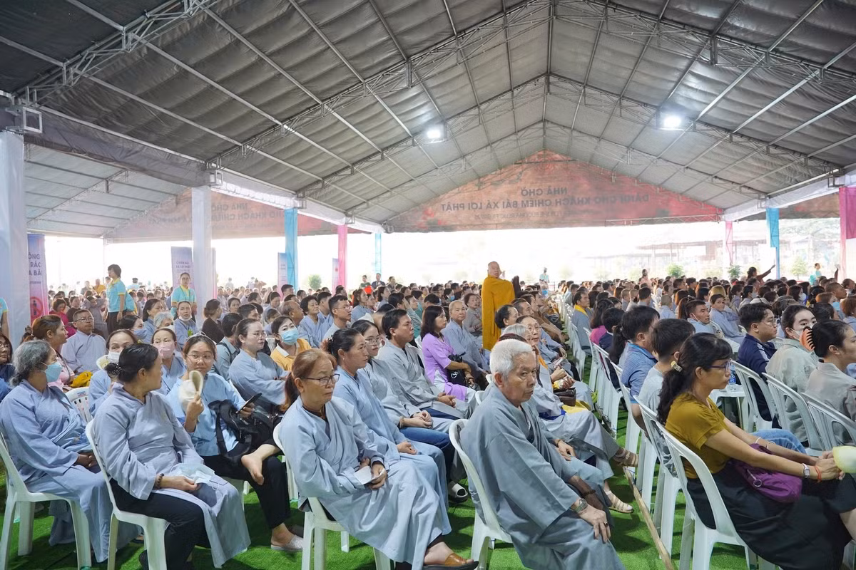 Bên trong khu nhà chờ, các Phật tử ngồi trật tự, trang nghiêm.