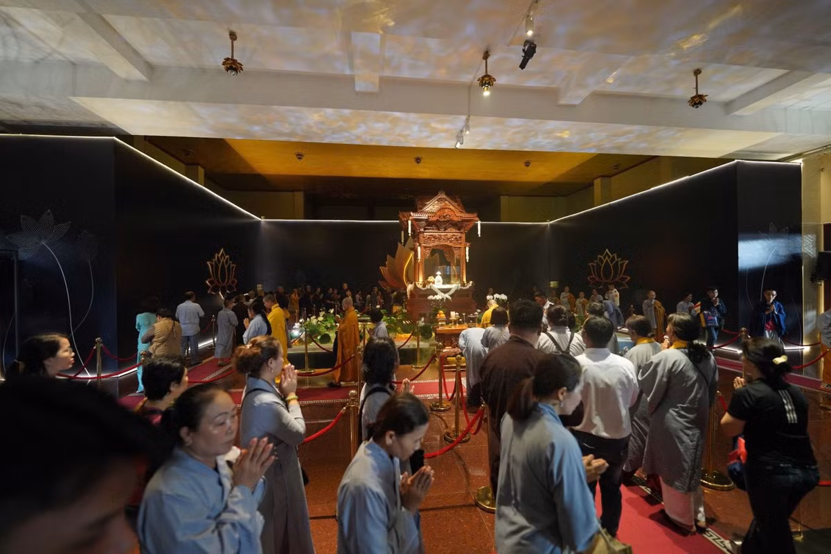 Khi đến lượt, các tăng ni, Phật tử sẽ được hướng dẫn vào bên trong để chiêm bái xá lợi Đức Phật.