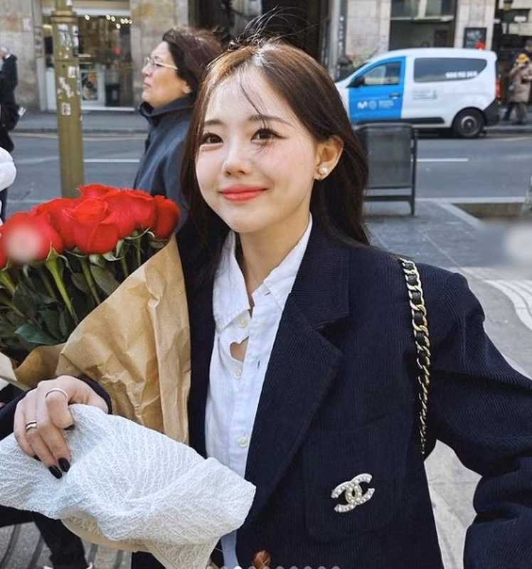 Hiện Hong Young Gi đã là mẹ của 2 em bé nhưng vẫn giữ được ngoại hình trẻ trung như ngày nào.