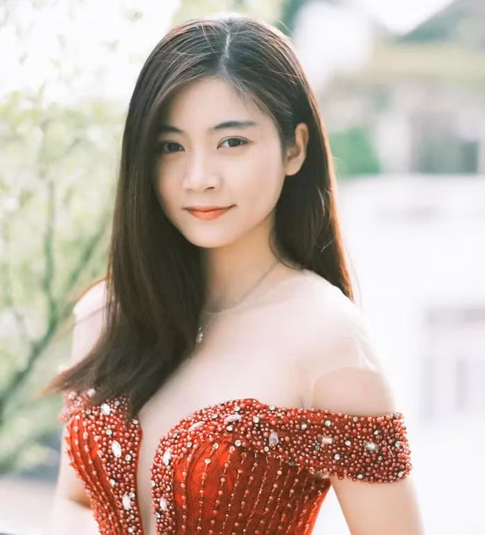Nam Phương được cộng đồng mạng yêu mến khi những bức ảnh cô mặc áo dài được chia sẻ nhiều trên mạng xã hội vào hồi tháng 4/2017, khi cô đang tham gia lễ kỉ niệm 60 năm thành lập trường THPT Hùng Vương.