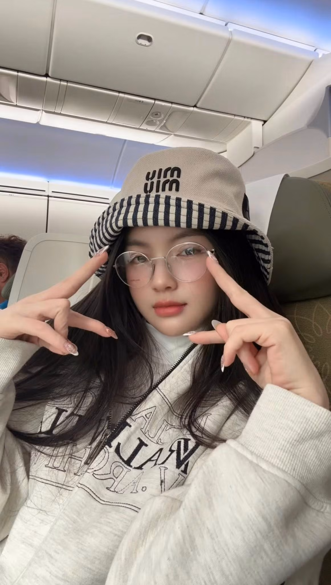 Điểm nhấn đắt giá trong outfit công sở của hot girl Sơn Tây là chiếc túi Chanel Classic Flap màu đen cô mang theo bên mình và chiếc đồng hồ mẫu Patek Philippe Aquanaut có giá 700 triệu - những món đồ biểu tượng của sự sang trọng và đẳng cấp.