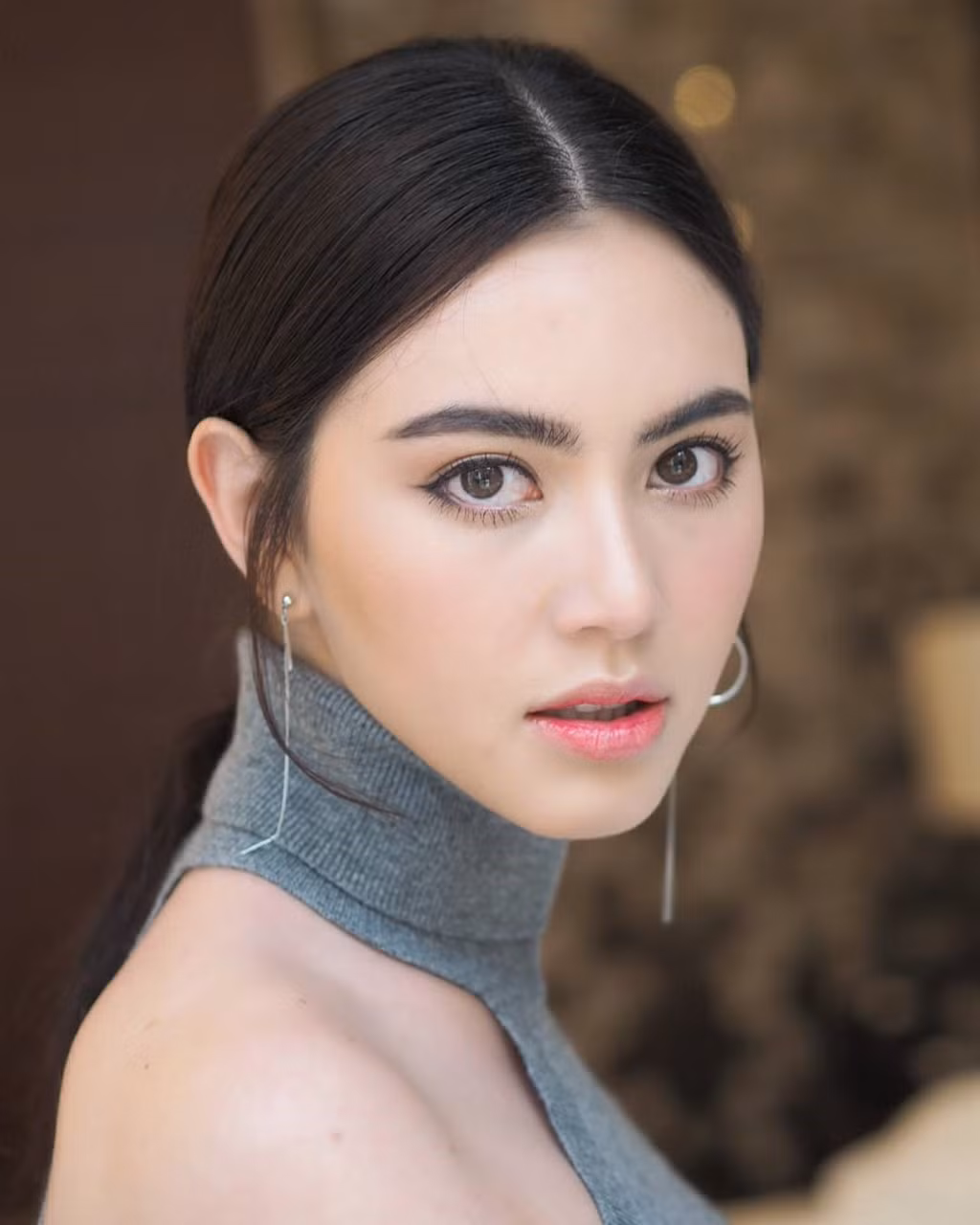 Từ mắt mũi, miệng cho đến cả vóc dáng của mình, Mai khiến đối phương không thể rời mắt được bởi thần thái quá đỉnh.