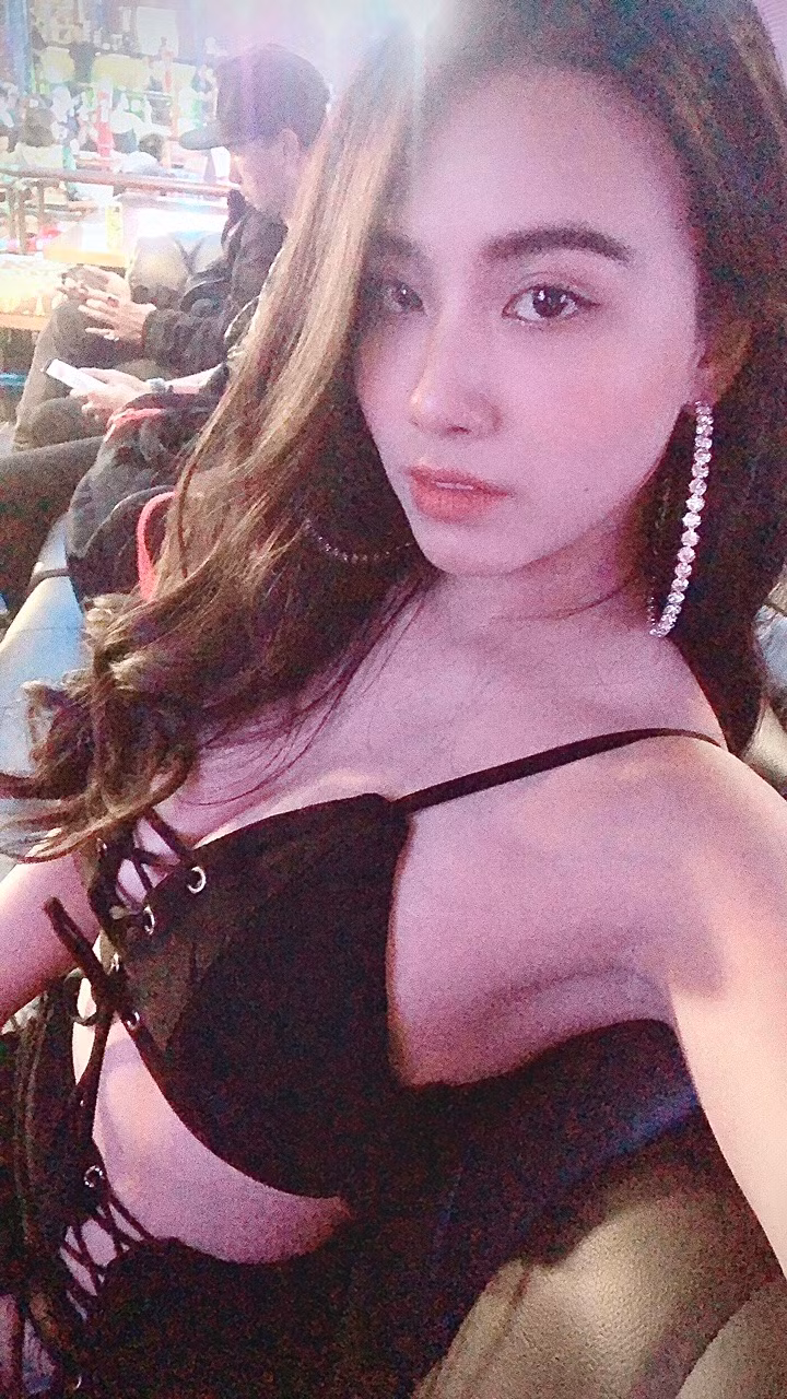 Thời gian từng yêu Hữu Công, hot girl Linh Miu thường xuyên nhận nhiều "gạch đá" từ cộng đồng mạng vì cho rằng họ đang là chiêu trò nhằm đánh bóng tên tuổi của mình.