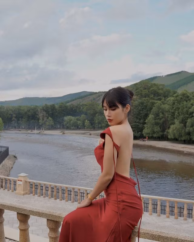 Milan Phạm là một trong những hot girl đời đầu, được nhiều người biết đến, cùng thời với Huyền Baby, Sam, Kelly Nguyễn,...