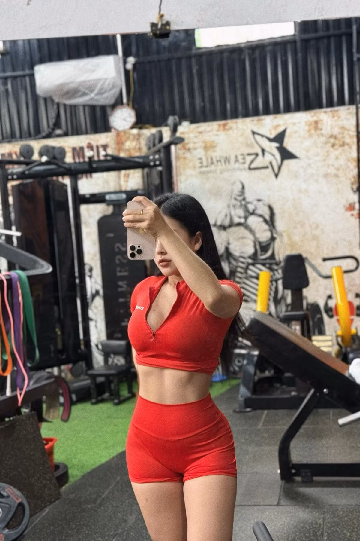 Dẫu biết rằng các PT chuyên nghiệp không thiếu những bộ đồ tập năng động, ôm sát để thuận tiện cho việc vận động, nhưng trang phục của cô nàng này lại có phần “hơi quá”, khiến người xem nào cũng phải đỏ mặt ái ngại.