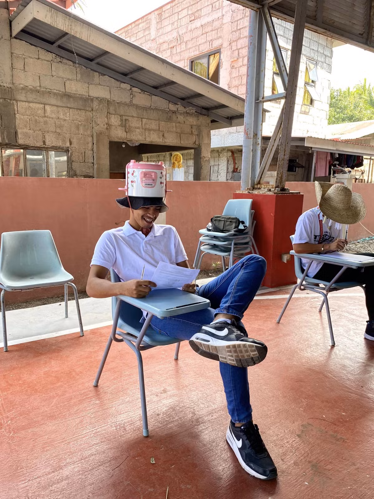 Mới đây, một giáo viên ở Philippines đã nghĩ ra cách "một mũi tên trúng 2 đích" khi yêu cầu sinh viên tự sáng tạo ra một chiếc mũ chống gian lận theo chủ đề nông nghiệp, để họ sử dụng trong kỳ thi.