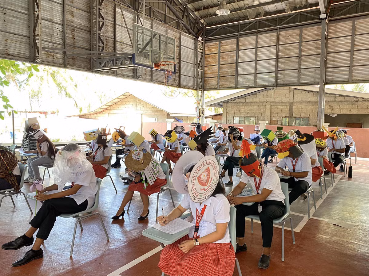 Việc đội mũ trên có thể tạo gánh nặng cho một số em học sinh vốn căng thẳng nên Ebora không quy định bắt buộc.