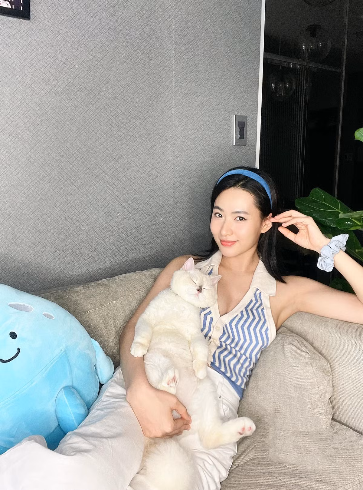 Nhờ sở hữu ngoại hình xinh xắn, đẹp tựa nữ thần Minh Trang cũng thường xuyên làm mẫu ảnh và được nhiều nhãn hàng yêu thích.