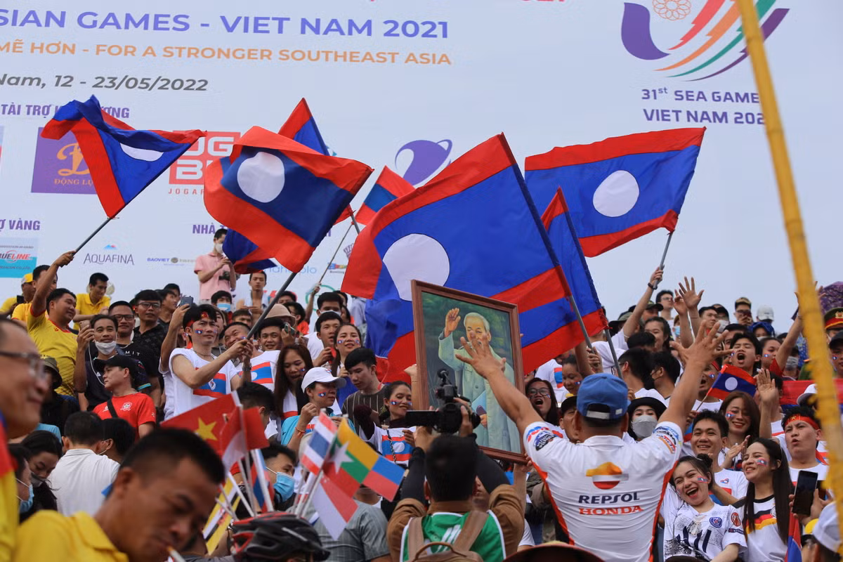 Hình ảnh khán đài B SVĐ Thiên Trường rợp báo lá quốc kỳ của Lào mang đến sự náo nhiệt cho sân đấu này.