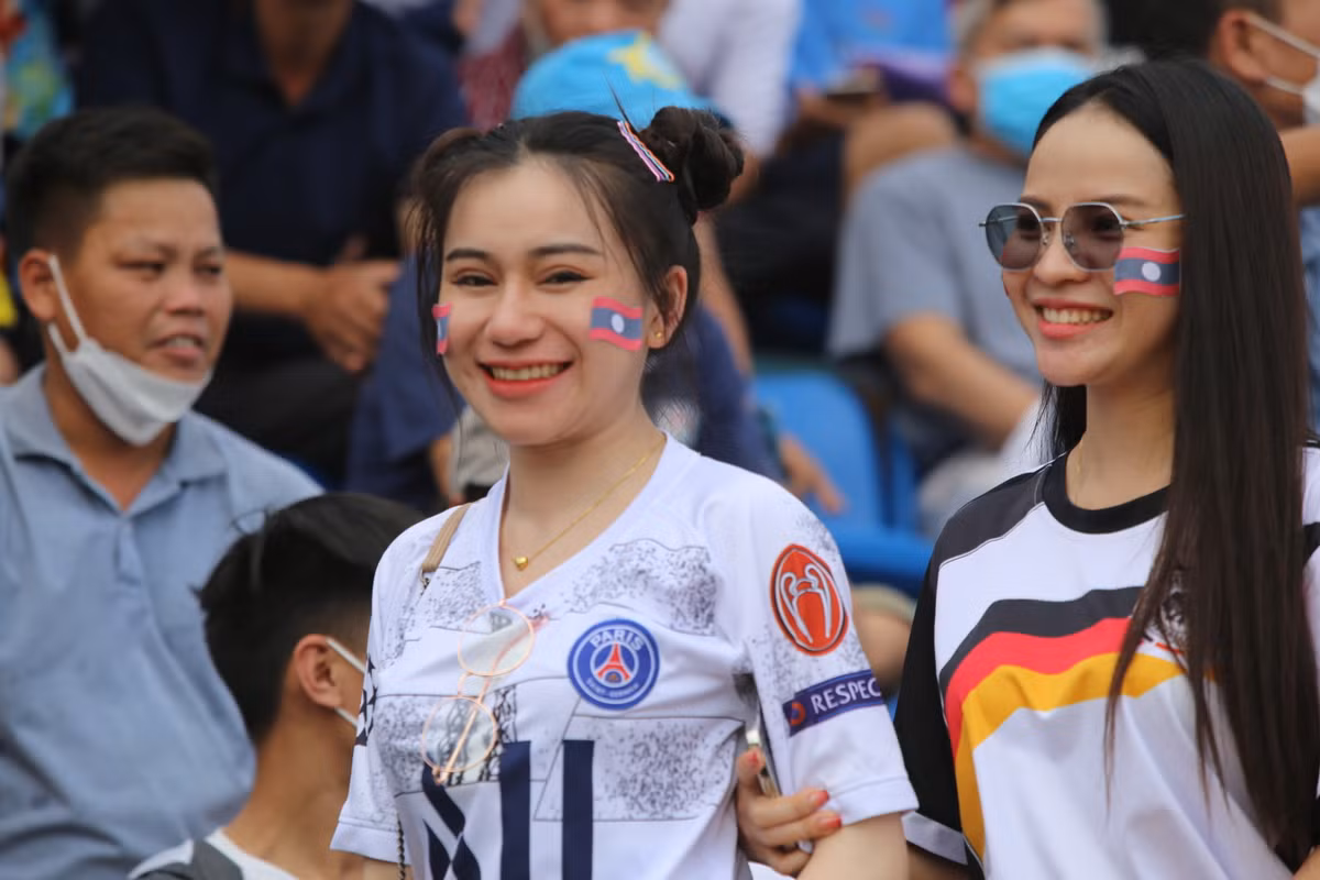 Cô gái Lào xinh xắn có mặt trên SVĐ Thiên Trường chiều ngày 7/5.