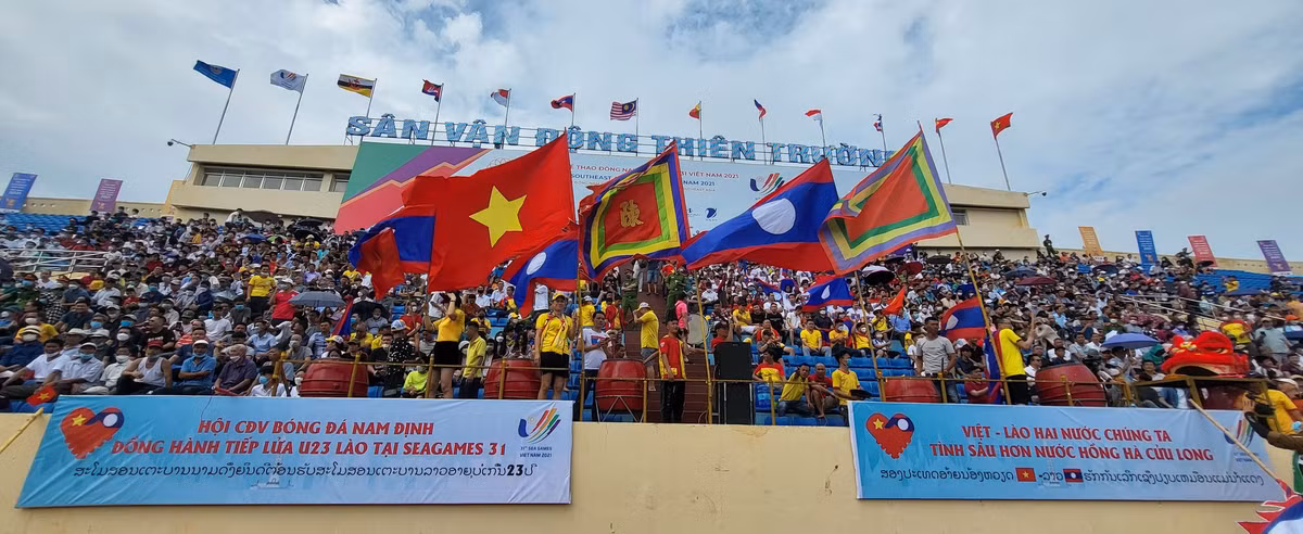 Không phụ lòng mong mỏi của các CĐV ngay từ rất sớm U23 Lào đã tạm vươn lên dẫn trước Singapore.