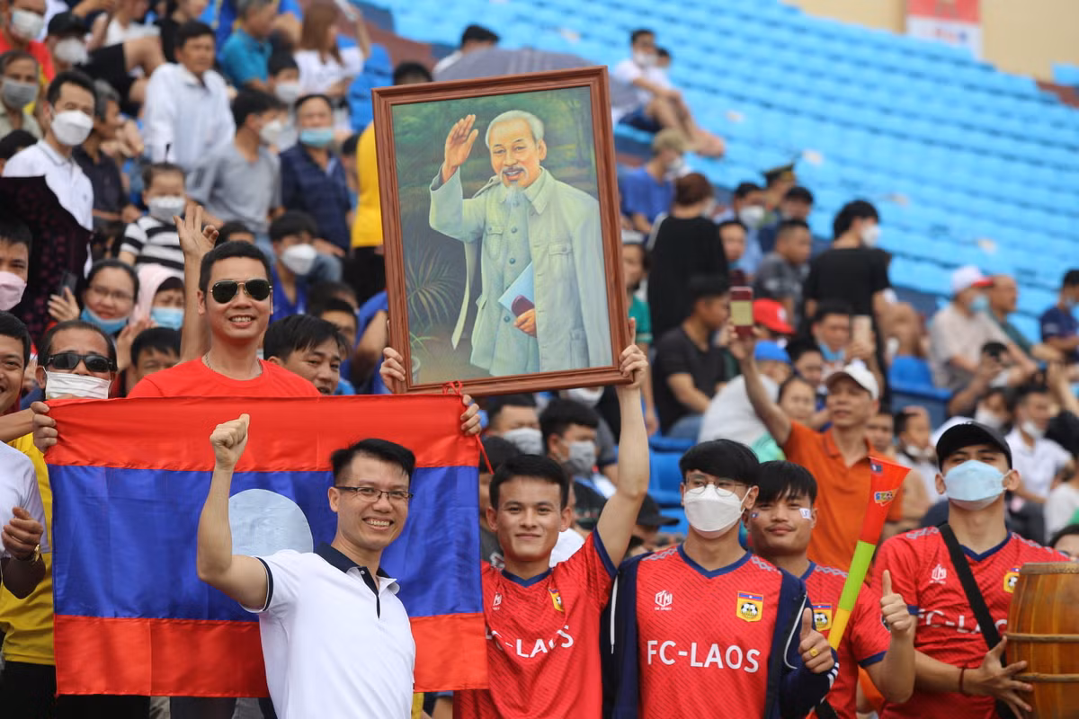 Hình ảnh Chủ tịch Hồ Chí Minh cũng được những người bạn Lào mang tới sân.