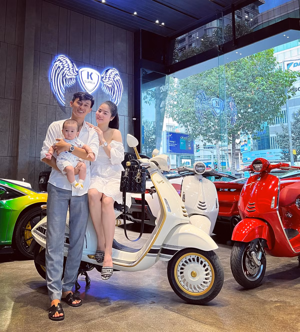 Để có được chiếc Vespa 946 Christian Dior, Công Khanh đã phải đặt trước 2 năm và mãi tận bây giờ mới được nhận hàng.