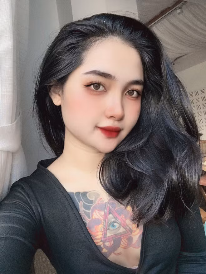 Hot girl dân tộc và chồng có mối tình chớp nhoáng và dọn về sống chung chỉ sau 1 tháng quen biết. Càng bất ngờ hơn, loạt hình xăm trên cơ thể H’Linh phần lớn là do chồng thực hiện.