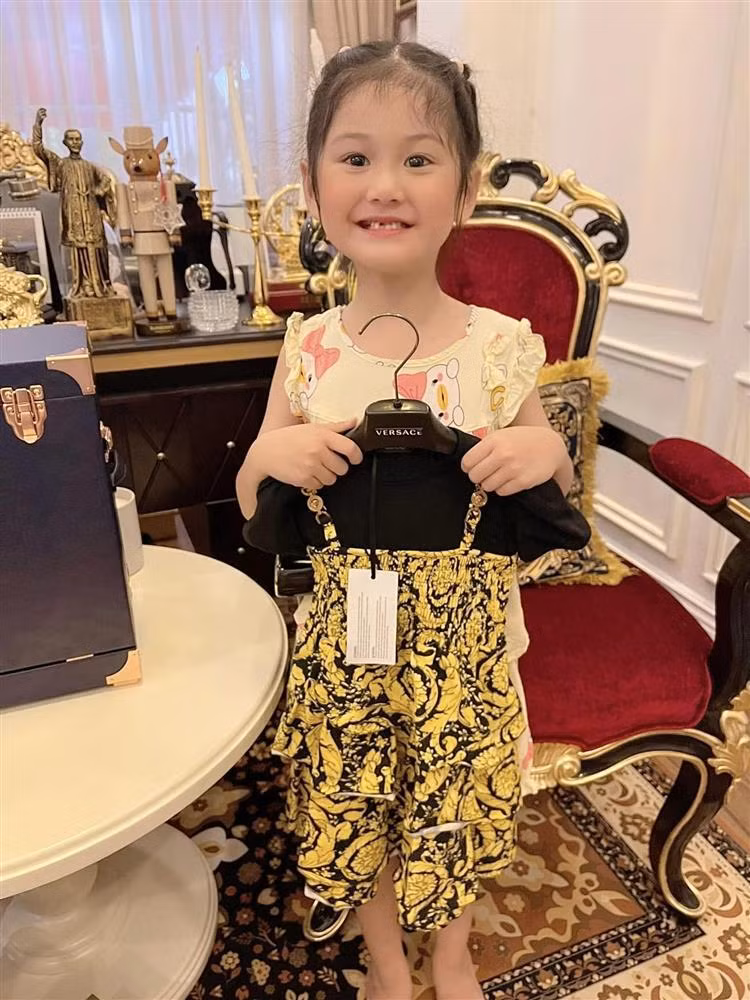 Mừng con gái lên được lớp, anh xã Đoàn Di Băng tặng công chúa loạt đồ hiệu đắt đỏ.