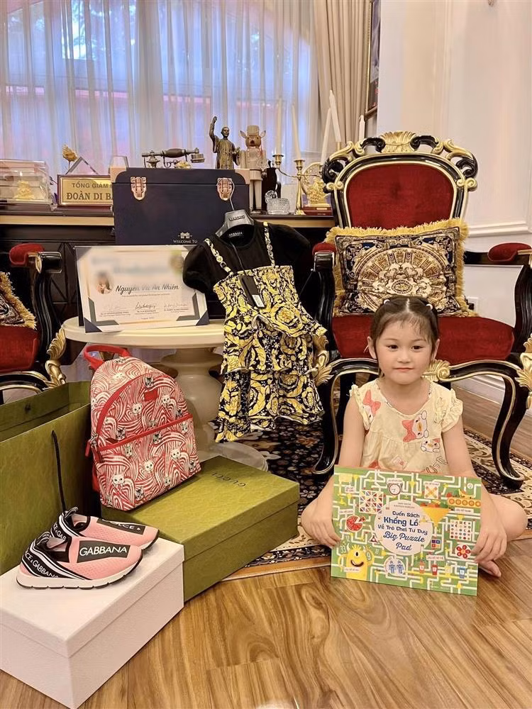 Chồng nữ đại gia quận 7 thì bày tỏ bất ngờ: "Ba không nghĩ con được lên lớp 1 luôn á Yu Thị Ki". Để mừng ái nữ lên được lớp, vị đại gia còn tặng con gái loạt giày dép, balo, váy,... đến từ những thương hiệu thời trang nổi tiếng.