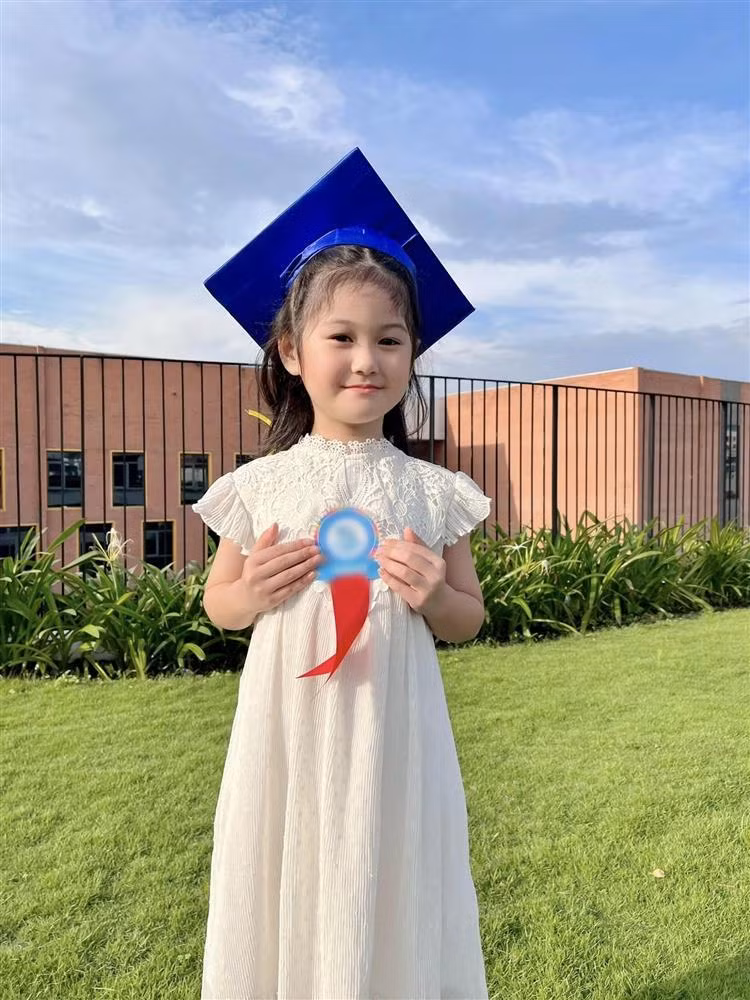 Mới đây, vợ chồng " nữ đại gia quận 7" Đoàn Di Băng - Nguyễn Quốc Vũ hào hứng chia sẻ niềm vui con gái thứ 2 - Yuki (tên thật Nguyễn Vũ An Nhiên) tốt nghiệp mẫu giáo.