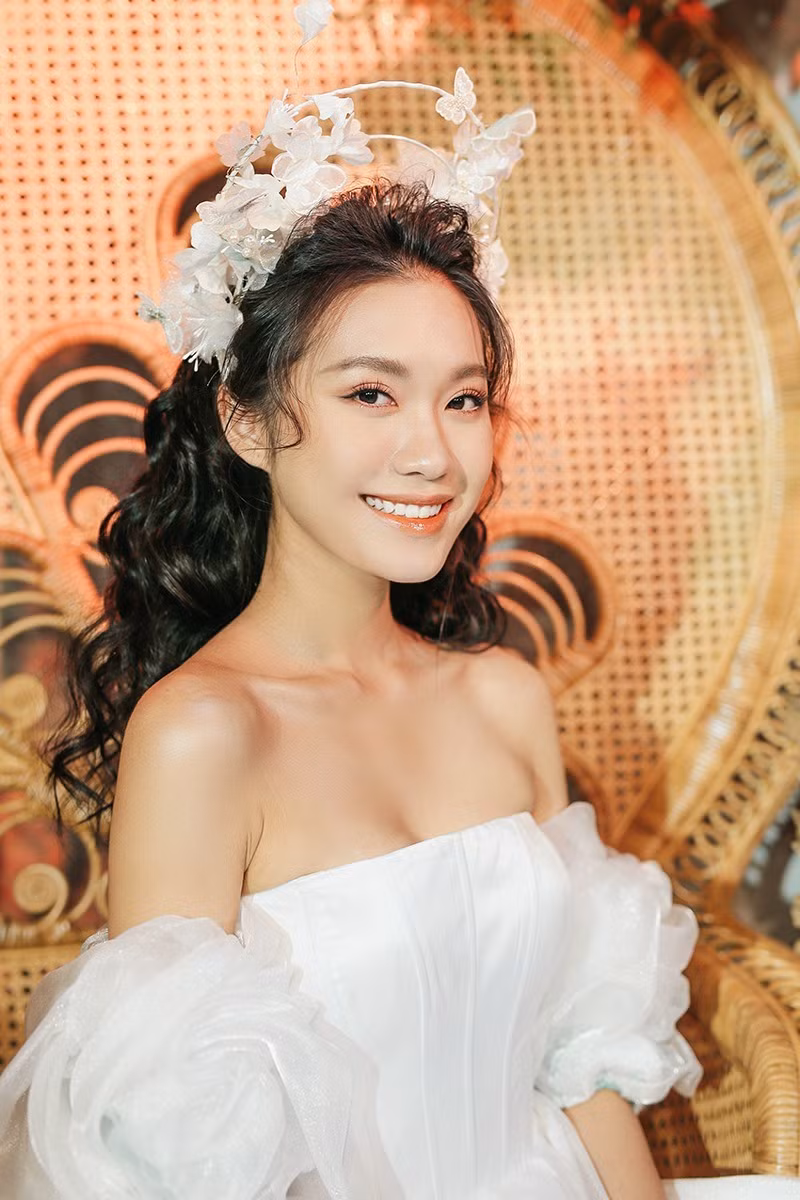 Đám cưới của cặp đôi diễn ra vào ngày 11/11 vừa qua tại quê nhà Thái Bình nhận được nhiều lời chúc phúc. Người dân trong vùng cũng đổ xô tới ngắm cô dâu chú rể và xem các tuyển thủ nổi tiếng về dự đám cưới.